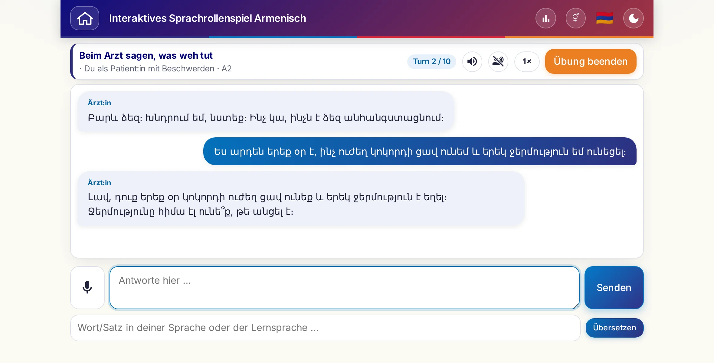 Ein Rollenspiel im Gespr&auml;ch: die Ärztin fragt nach Schmerzstärke, Fieber und Tagesverlauf, der Lernende antwortet frei und bittet am Ende um ein Rezept.