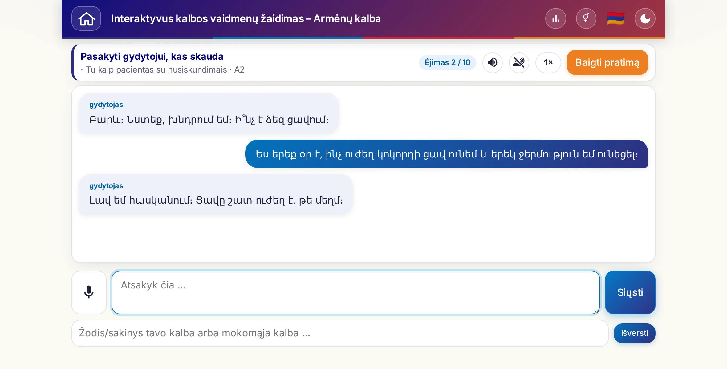 Vaidmenų žaidimas pokalbio metu: gydytoja klausia apie skausmo stiprumą, karščiavimą ir dienos eigą, o besimokantysis laisvai atsako ir pabaigoje paprašo recepto.
