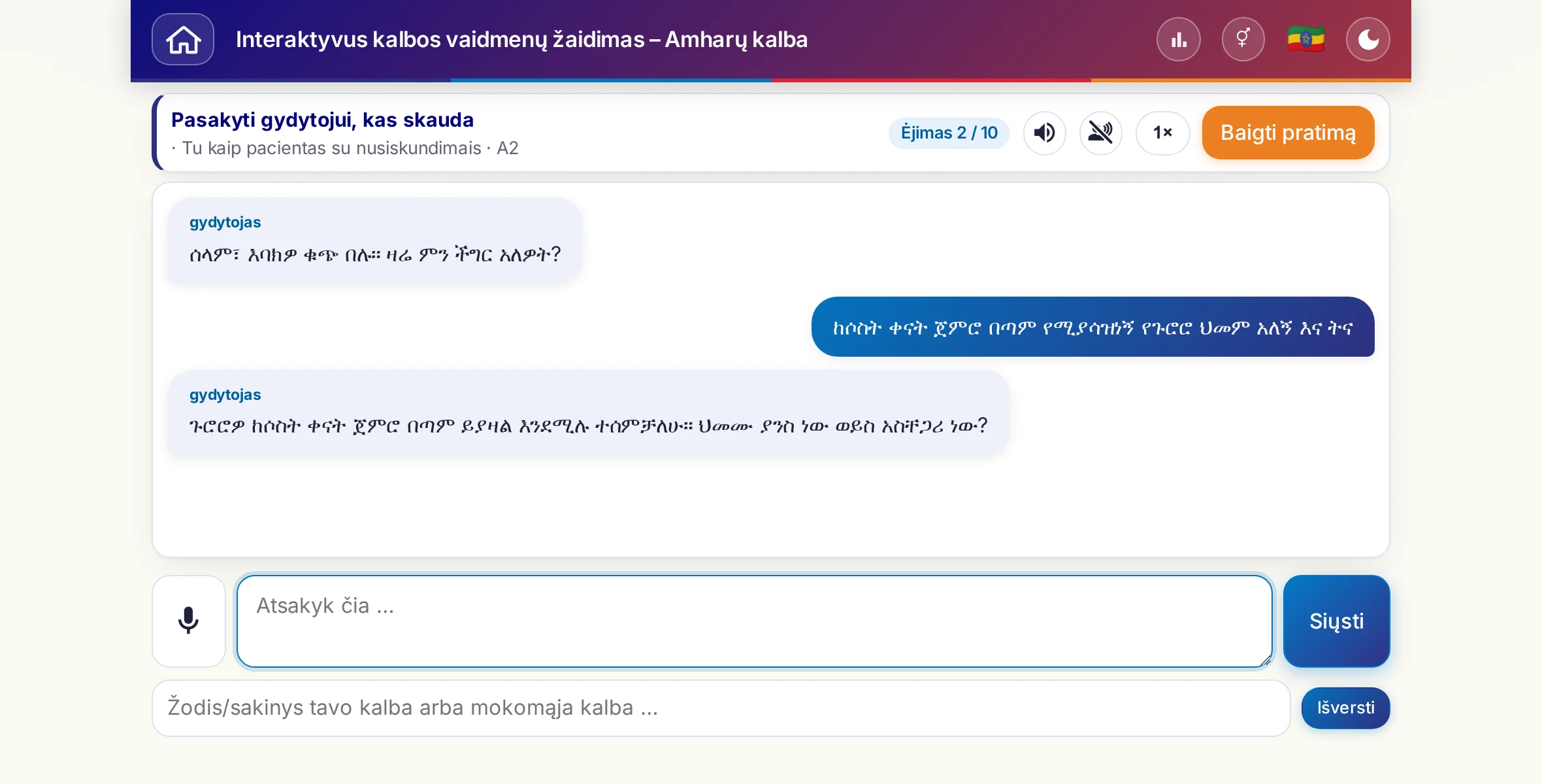 Vaidmenų žaidimas pokalbio metu: gydytoja klausia apie skausmo stiprumą, karščiavimą ir dienos eigą, o besimokantysis laisvai atsako ir pabaigoje paprašo recepto.