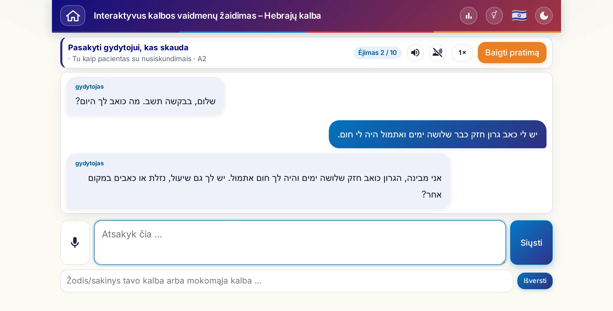 Vaidmenų žaidimas pokalbio metu: gydytoja klausia apie skausmo stiprumą, karščiavimą ir dienos eigą, o besimokantysis laisvai atsako ir pabaigoje paprašo recepto.