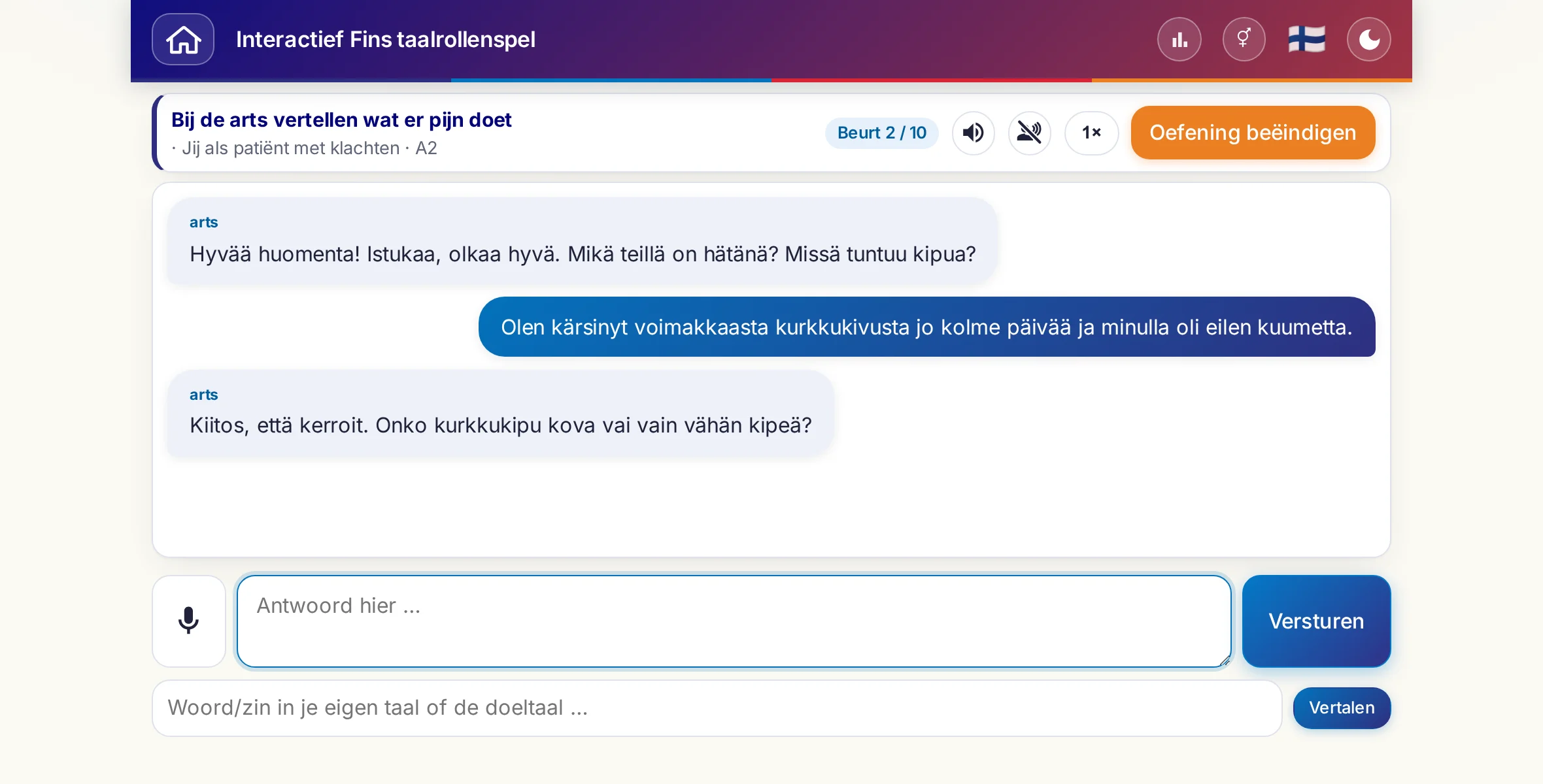 Een rollenspel in gesprek: de arts vraagt naar de mate van pijn, koorts en hoe de dag verlopen is, de cursist antwoordt vrij en vraagt aan het eind om een recept.