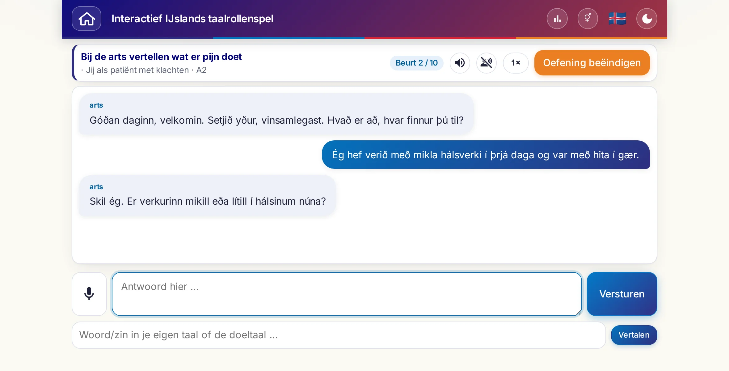 Een rollenspel in gesprek: de arts vraagt naar de mate van pijn, koorts en hoe de dag verlopen is, de cursist antwoordt vrij en vraagt aan het eind om een recept.