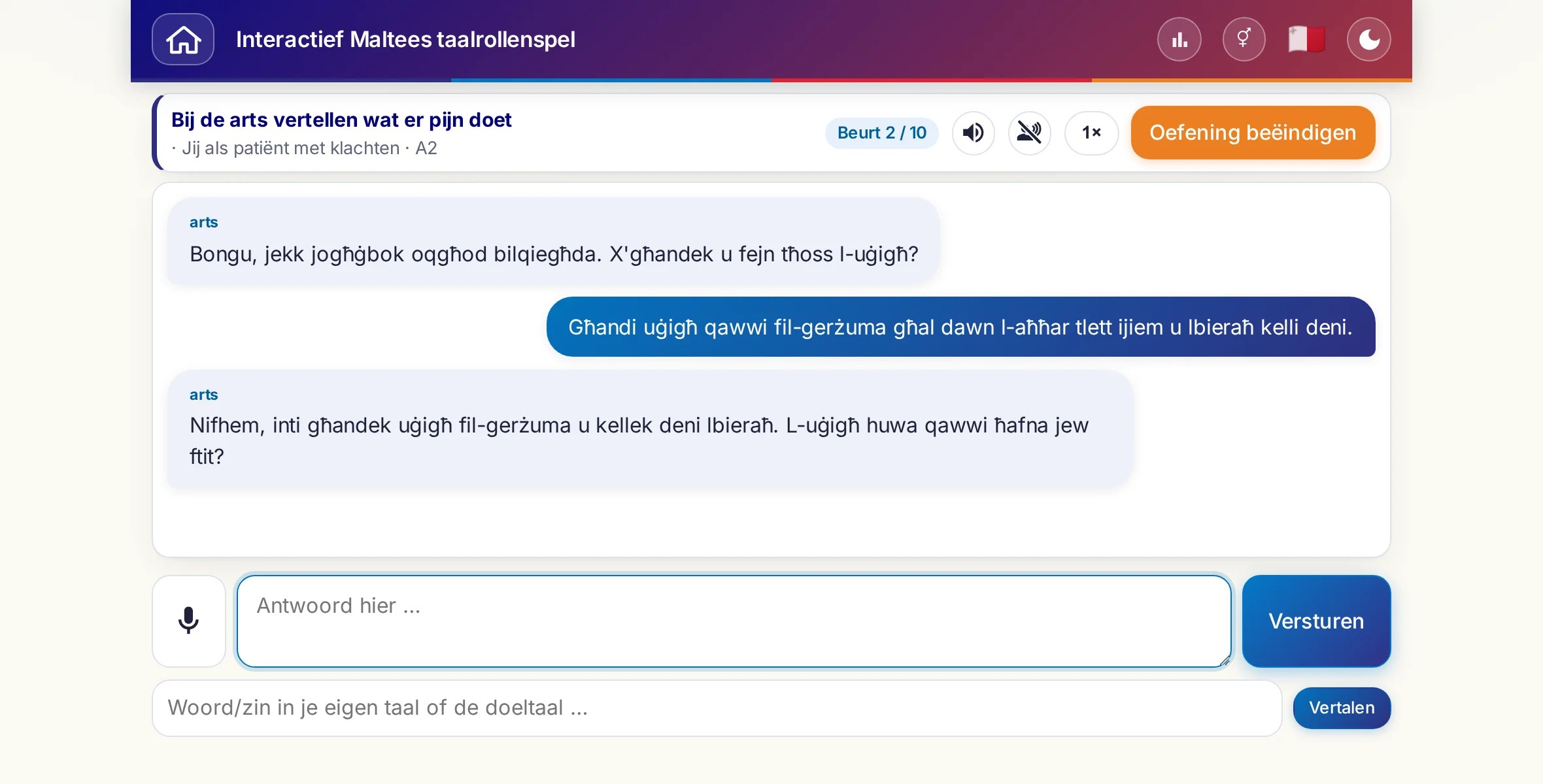 Een rollenspel in gesprek: de arts vraagt naar de mate van pijn, koorts en hoe de dag verlopen is, de cursist antwoordt vrij en vraagt aan het eind om een recept.